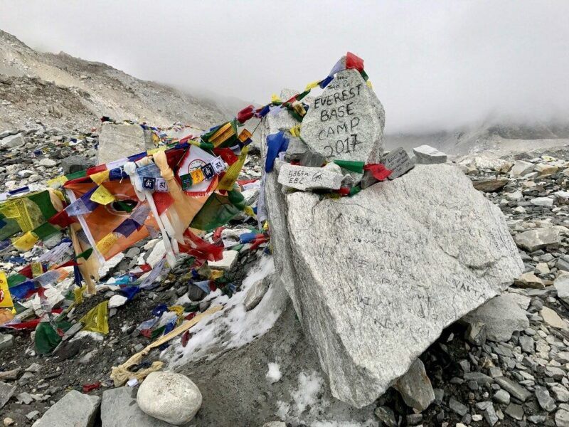 Campo base del Everest a 5.364 m, marcado con piedras y banderas de oración de colores.