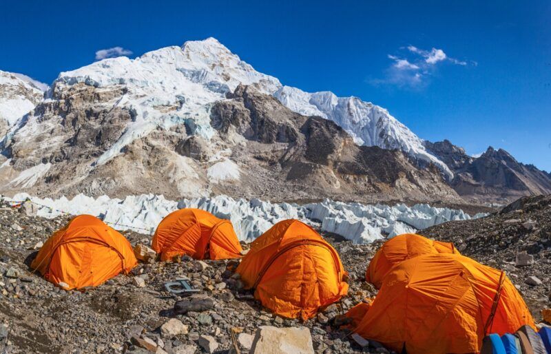 Tiendas de campaña en el Campo Base del Everest, con el glaciar y las cumbres nevadas del Himalaya.