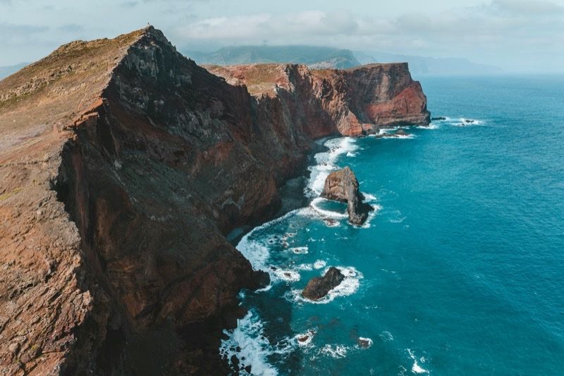 Acantilados volcanicos y mar turquesa en la costa de Madeira