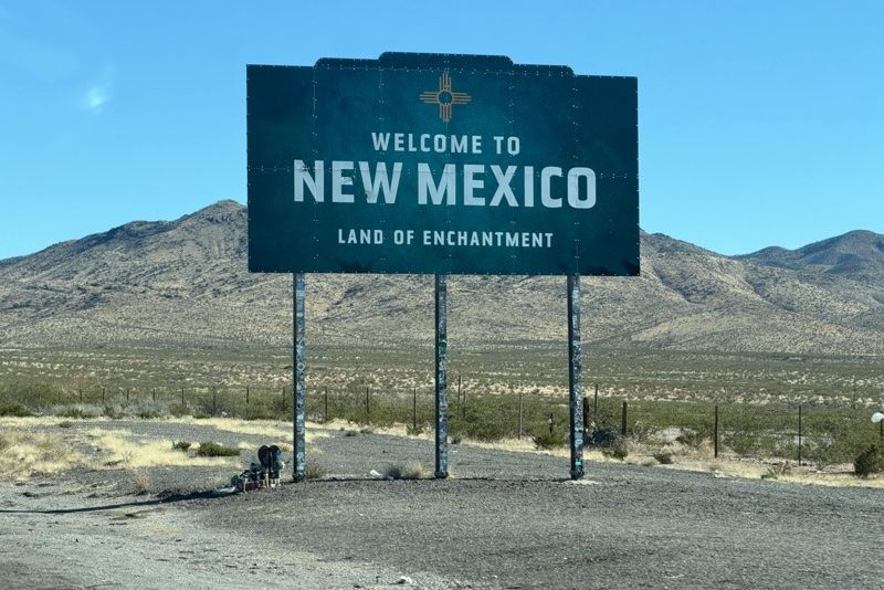 Gran cartel de bienvenida a Nuevo Mexico en el desierto