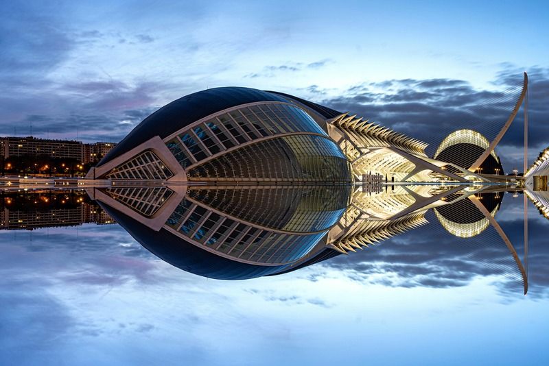 Ciudad de las Artes y las Ciencias de Valencia con reflejo simétrico perfecto en el agua durante la hora azul