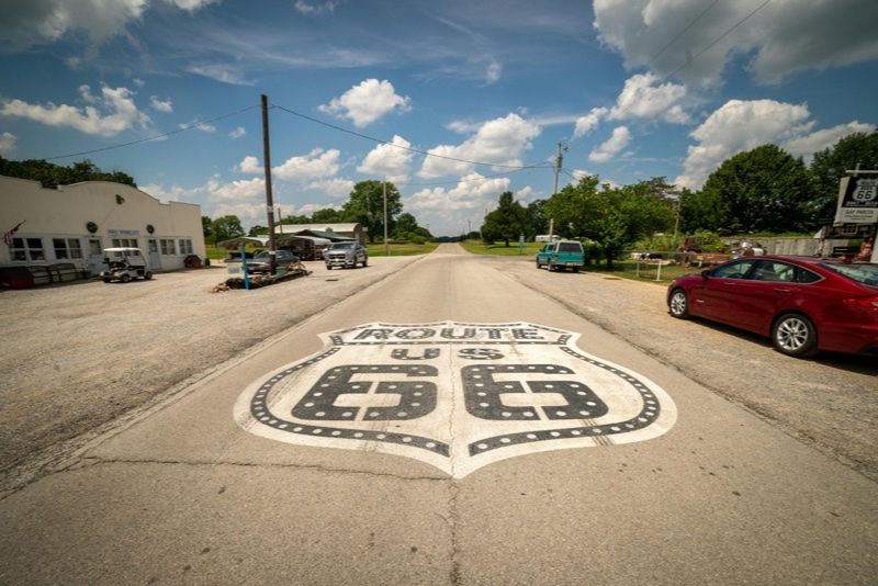 Escudo de la Ruta 66 pintado sobre una carretera en un pueblo