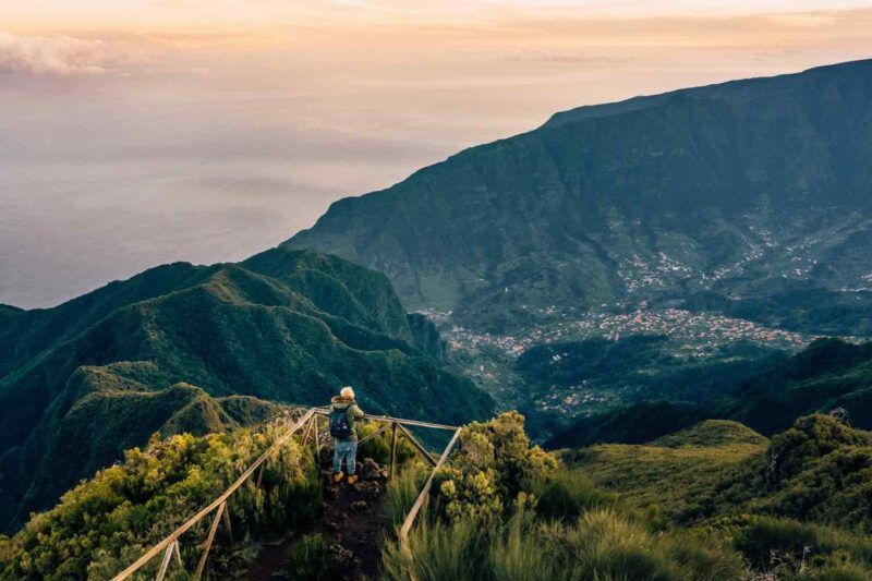 Senderista en un mirador de montanas en Madeira al atardecer