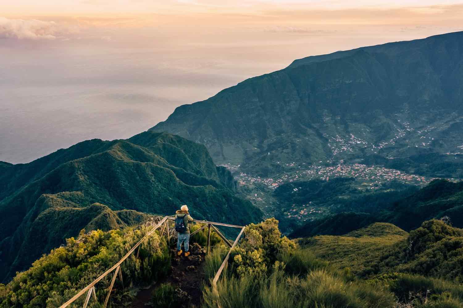 Senderista en un mirador de montanas en Madeira al atardecer