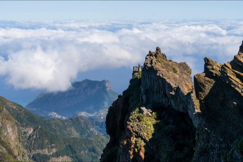 Pico rocoso sobre un mar de nubes en Madeira