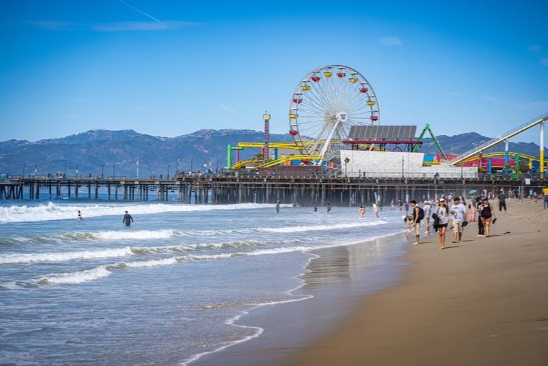 Playa de Santa Monica con el muelle y la noria al fondo
