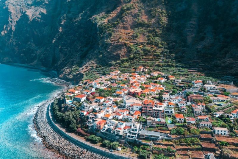 Pueblo costero entre acantilados en la isla de Madeira