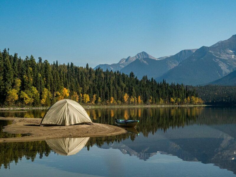 Acampar junto al lago.