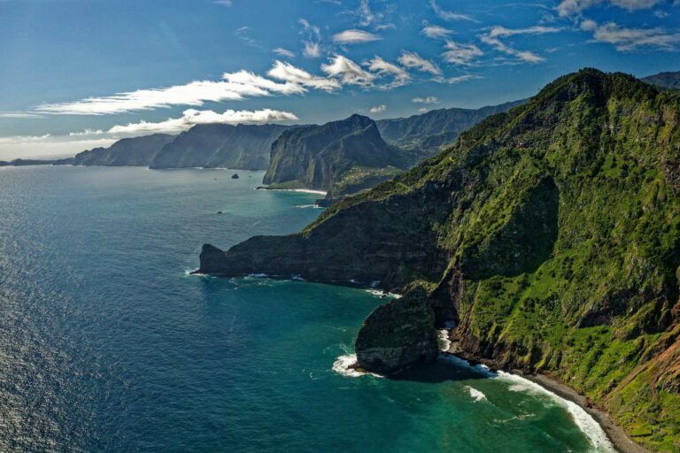 Vista aérea panorámica de los acantilados y costa verde de la isla de Madeira con el océano Atlántico