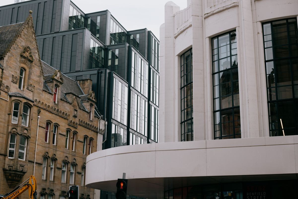 Edificios victorianos y modernos juntos en una calle urbana de Glasgow