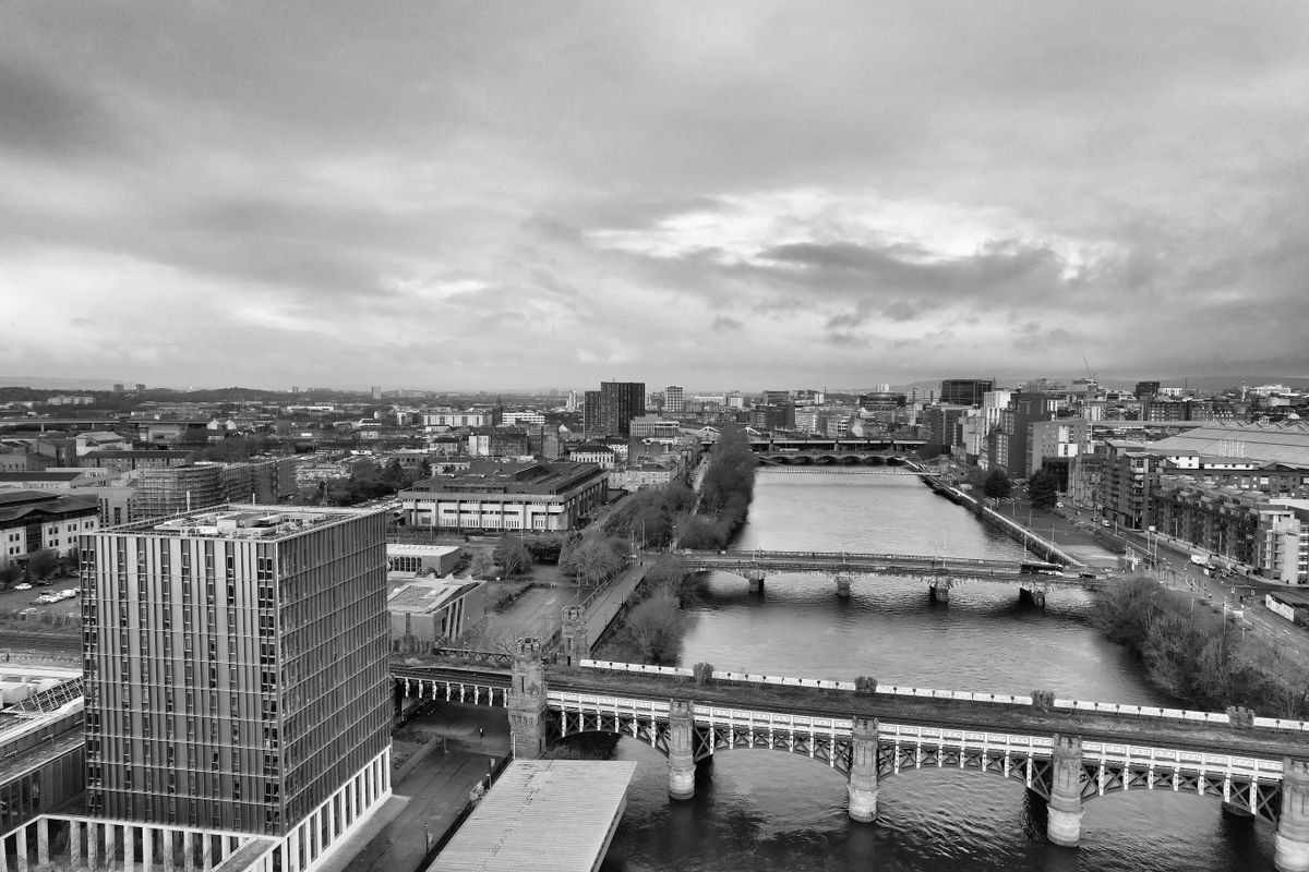 Panorámica aérea en blanco y negro del río Clyde con puentes y edificios urbanos
