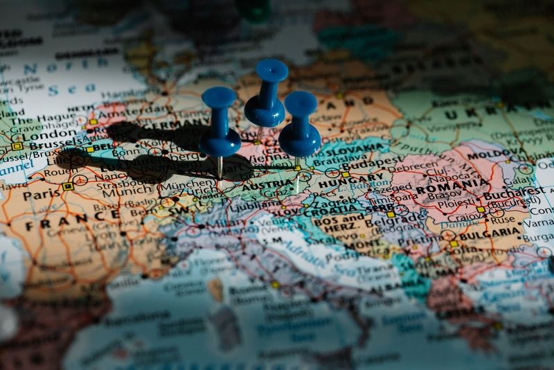 Tres chinchetas azules señalando destinos de viaje en un mapa de Europa central
