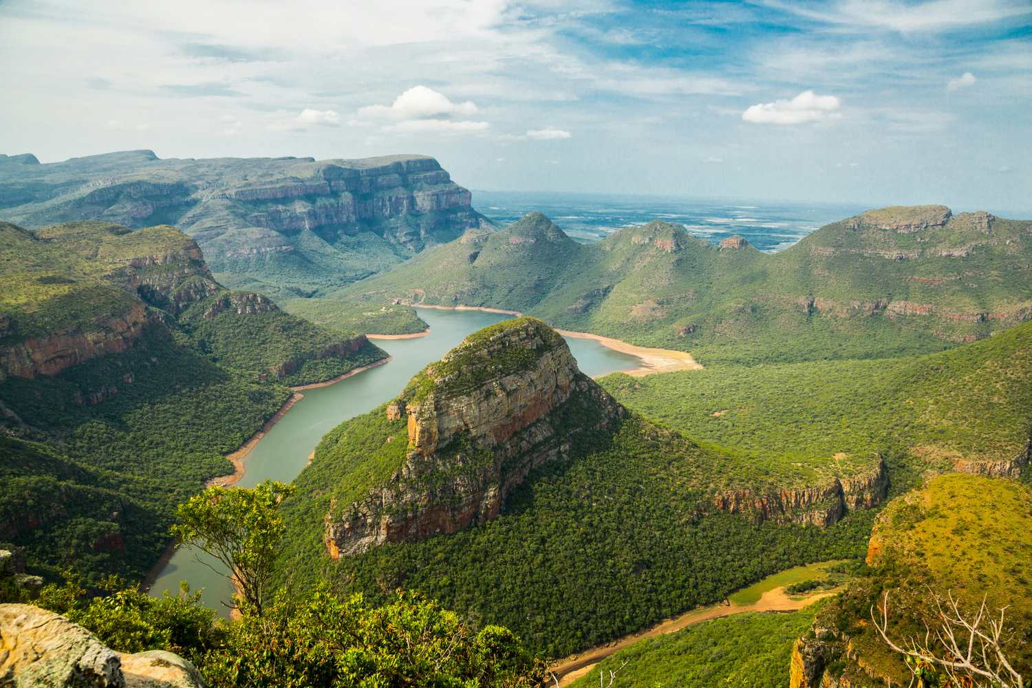 Vista aérea de un cañón espectacular con un río sinuoso que atraviesa montañas verdes en Sudáfrica