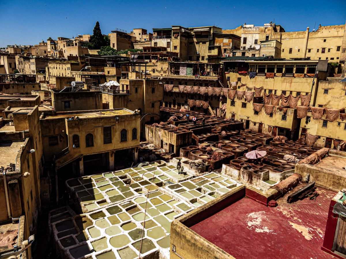 Curtiduría tradicional de Fez con pilas de tinte y edificios de la medina
