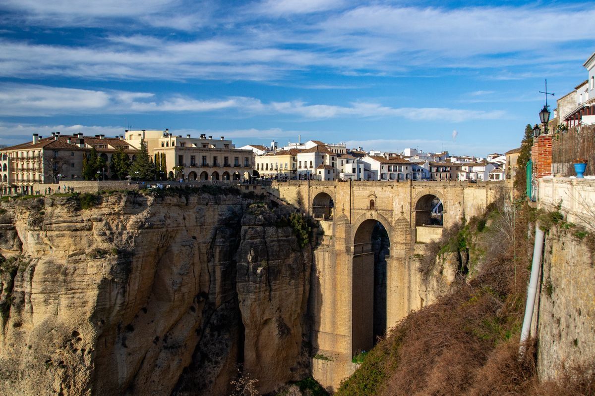 Puente Nuevo de Ronda sobre un desfiladero rocoso con casas en la parte superior