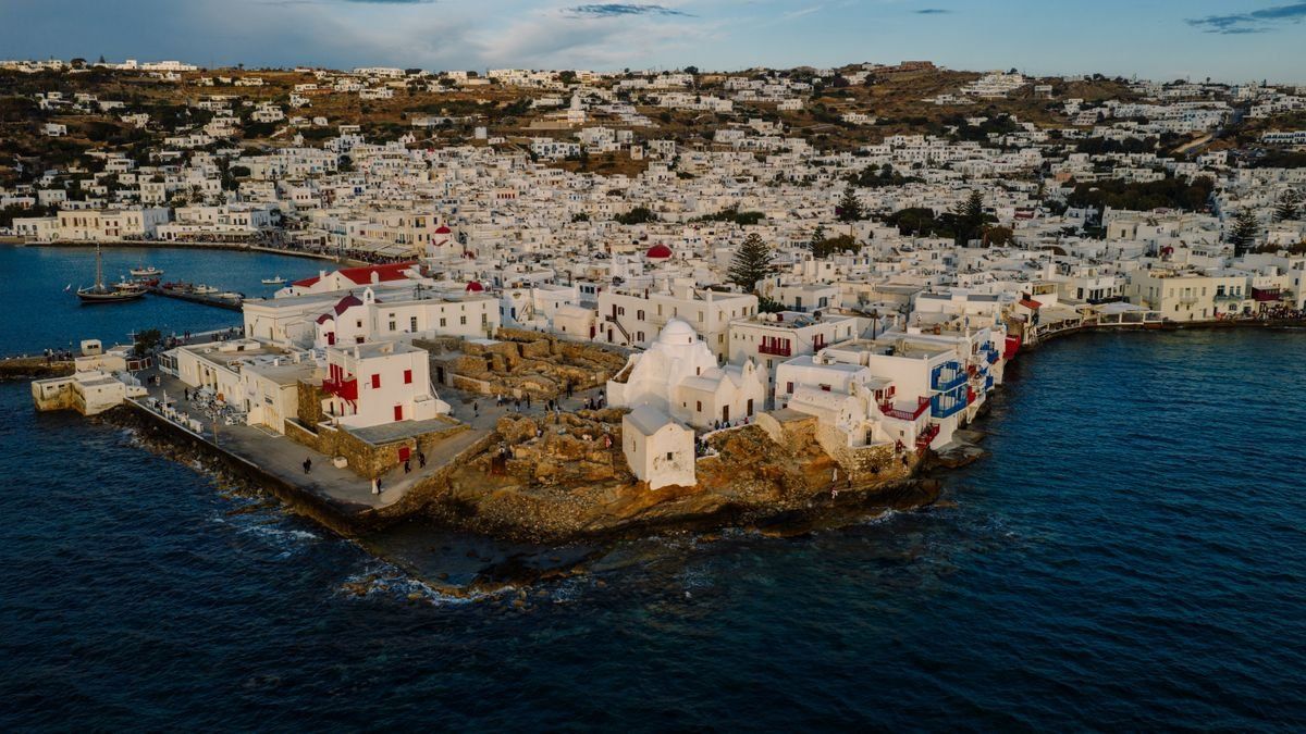 Vista aérea de Mykonos con casas blancas junto al mar azul