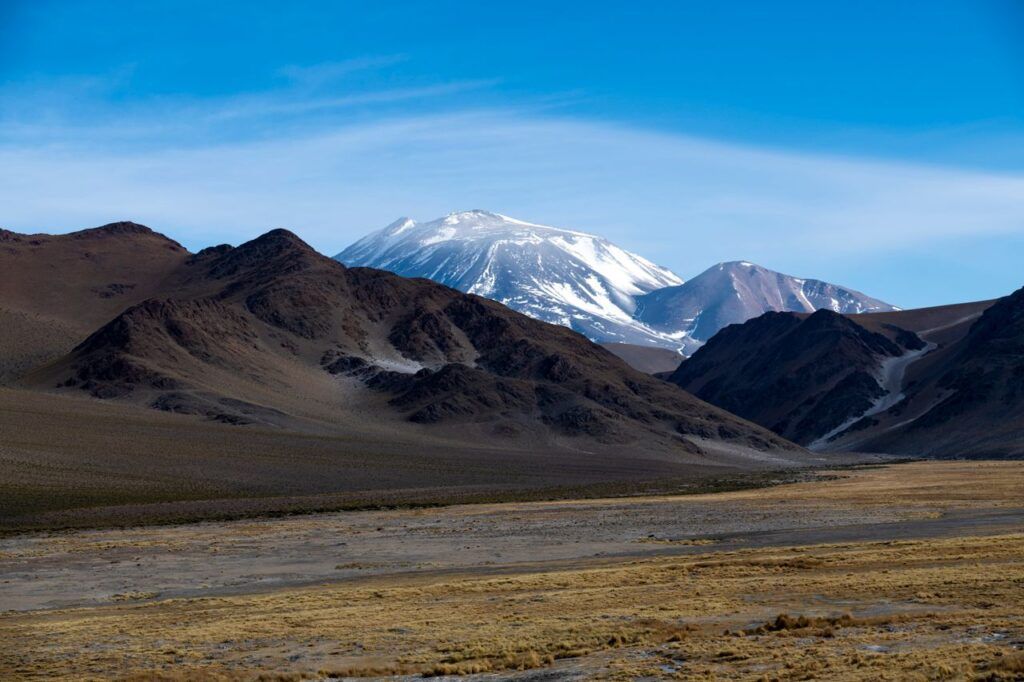 Cordillera de los Andes con cumbres nevadas y altiplano a gran altitud