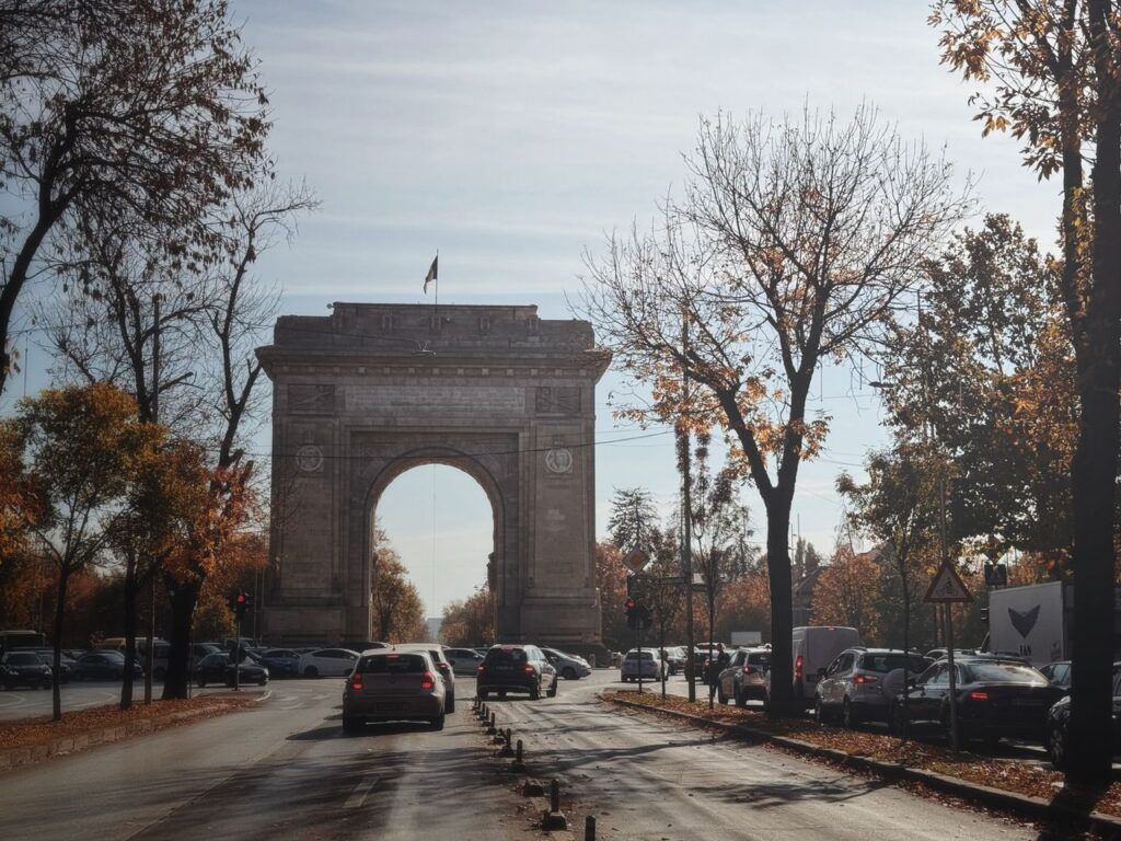 Arco del Triunfo de Bucarest rodeado de árboles en otoño