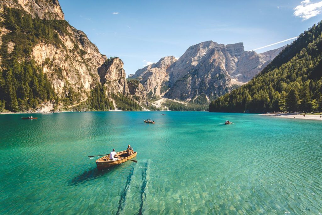 Barcas de remo en un lago alpino turquesa entre montañas