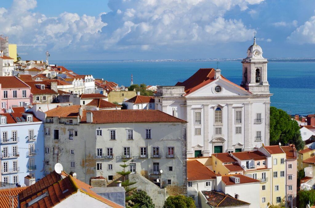 Casas e iglesia del barrio de Alfama con vistas al río Tajo, Lisboa