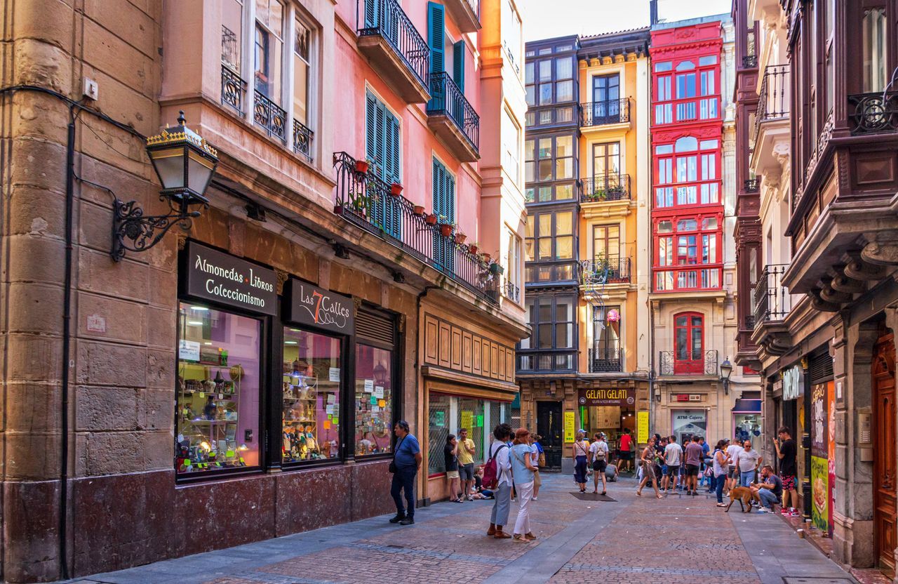 Calle del Casco Viejo de Bilbao con balcones de colores y tiendas tradicionales