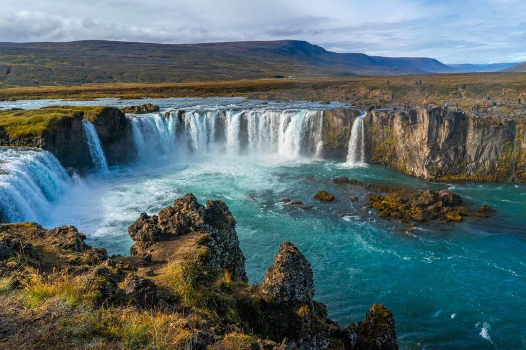 Cascada de Godafoss entre rocas volcánicas en el norte de Islandia