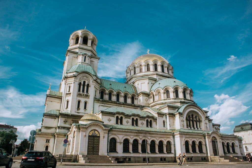 Catedral de Alejandro Nevski con sus cúpulas doradas y verdes en Sofía, Bulgaria