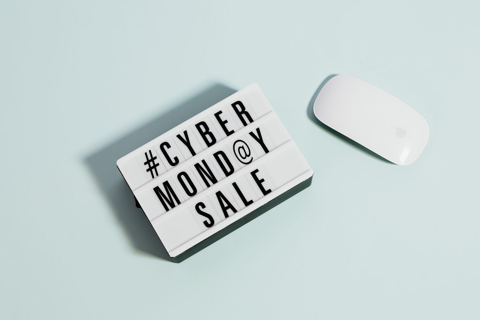 Cartel de Cyber Monday Sale junto a un ratón inalámbrico