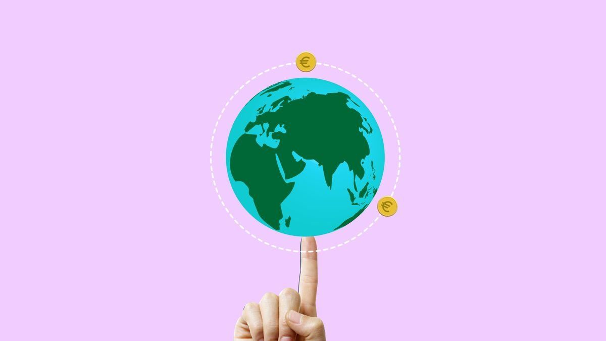 Dedo sosteniendo un globo terráqueo con dos símbolos del euro sobre fondo lila