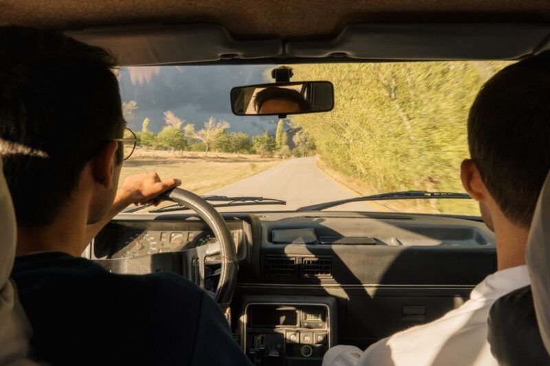 dos personas en un coche