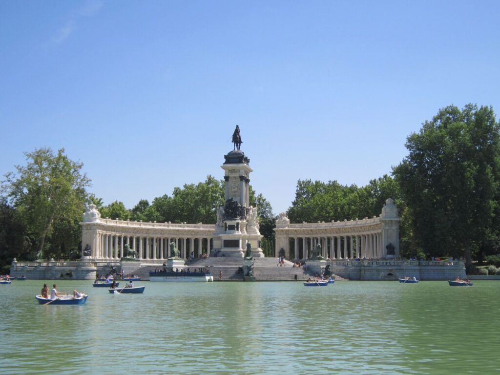 Estanque del Parque del Retiro con barcas de remos y el monumento a Alfonso XII, Madrid