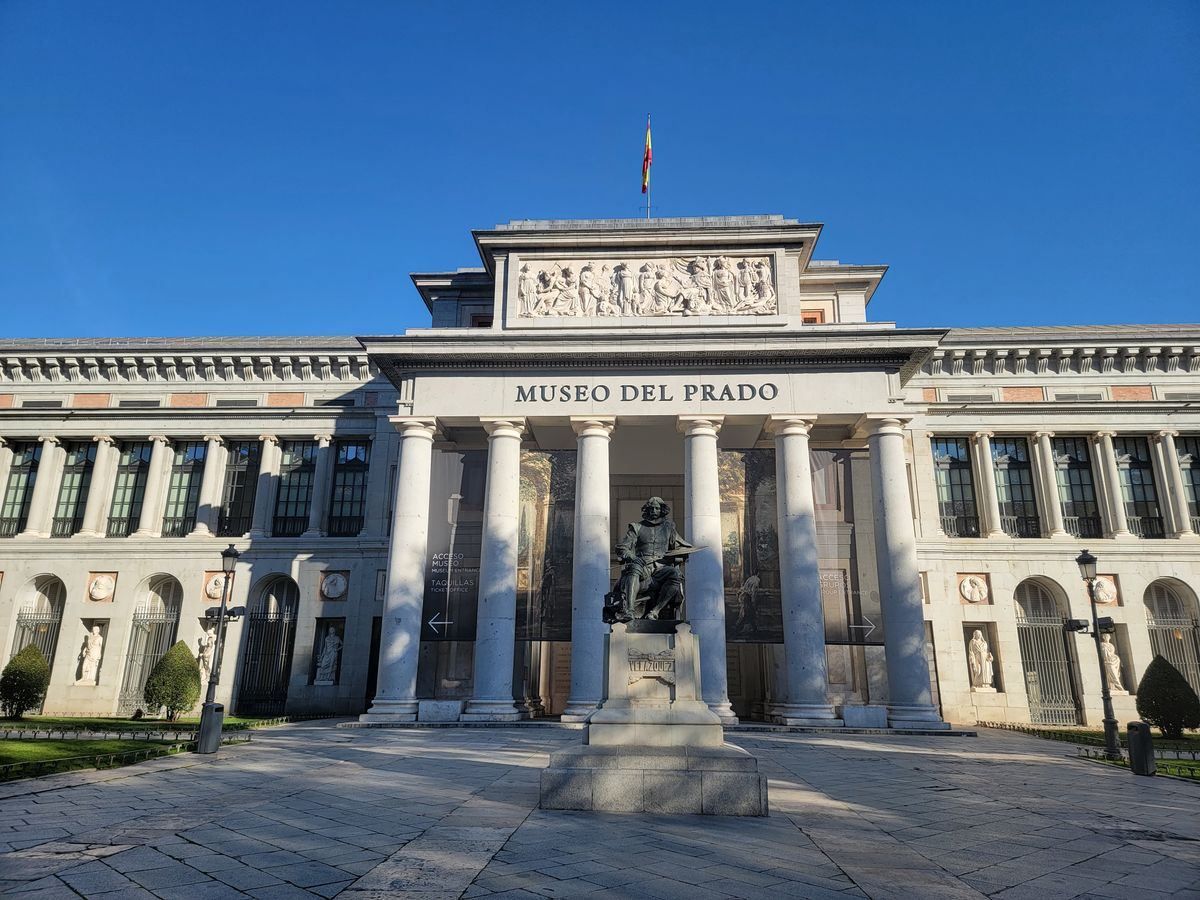 Fachada principal del Museo del Prado con columnas y estatua frontal