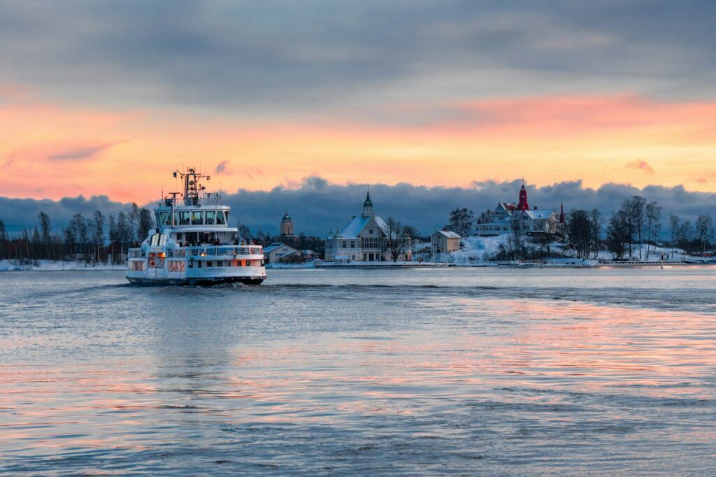 Ferry a Suomenlinna saliendo de la Plaza del Mercado de Helsinki al atardecer
