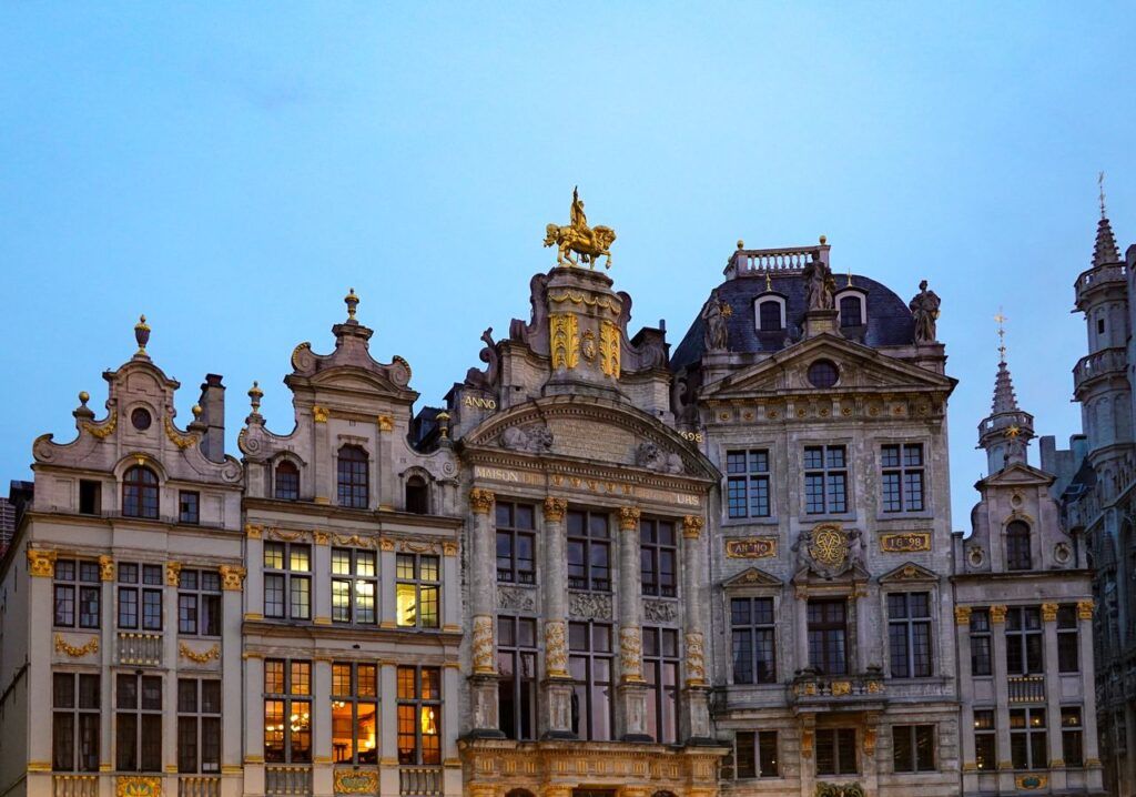 Fachadas doradas de la Grand-Place de Bruselas al atardecer