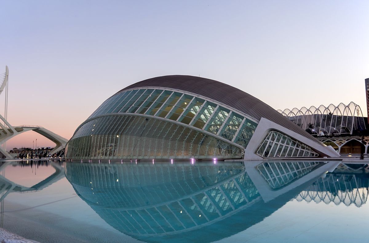 Hemisfèric de Valencia al atardecer reflejado en una lámina de agua