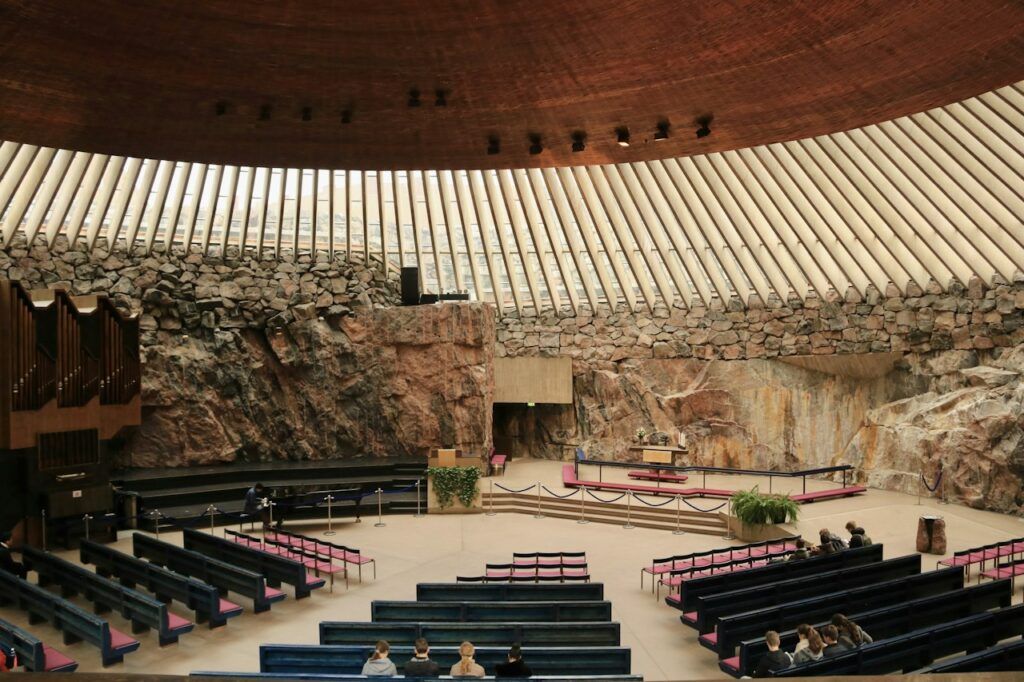 Interior de la iglesia Temppeliaukio, excavada en la roca, en Helsinki