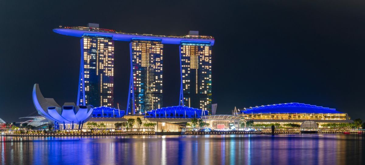 Marina Bay Sands iluminado de noche junto al agua