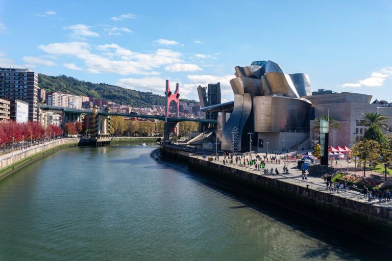Qué ver en Bilbao: Museo Guggenheim junto a la ría y el puente de La Salve
