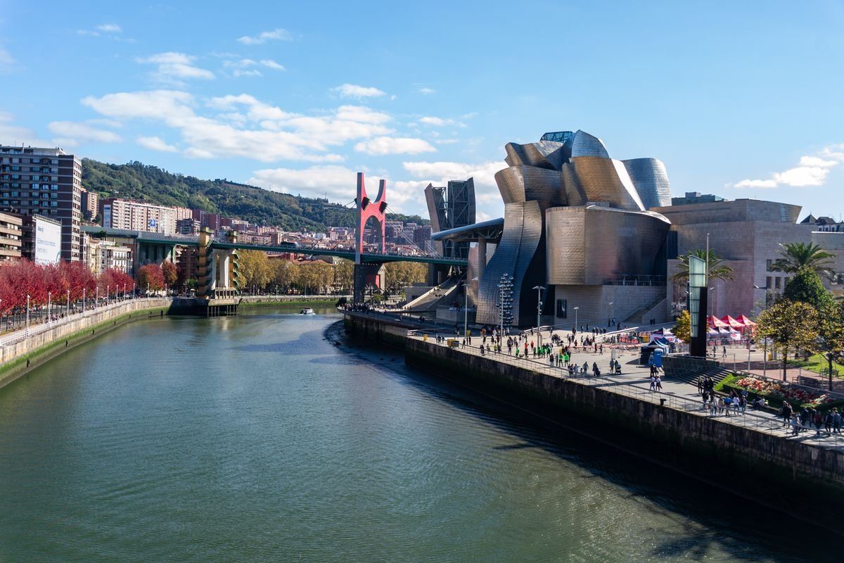 Qué ver en Bilbao: Museo Guggenheim junto a la ría y el puente de La Salve