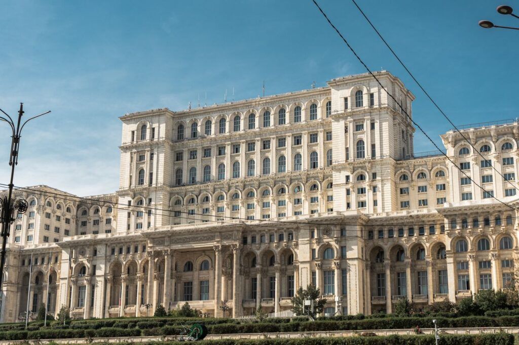Fachada del Palacio del Parlamento de Bucarest bajo un cielo azul