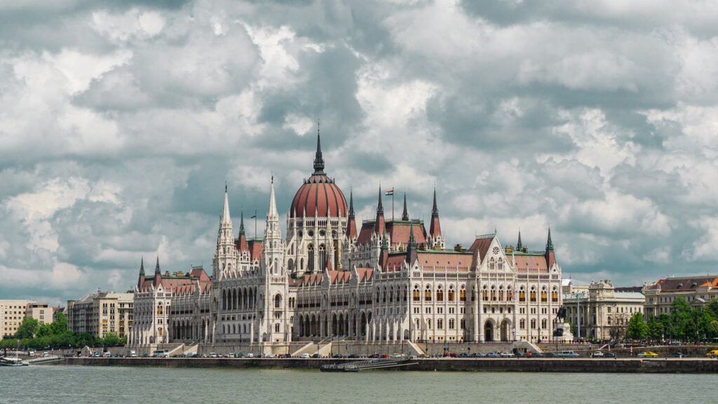 Parlamento de Budapest a orillas del Danubio, Hungría
