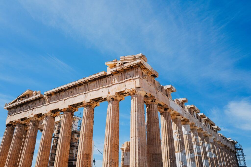 El Partenón en la Acrópolis de Atenas bajo un cielo azul, Grecia