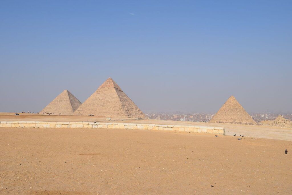Pirámides de Giza en el desierto a las afueras de El Cairo, Egipto