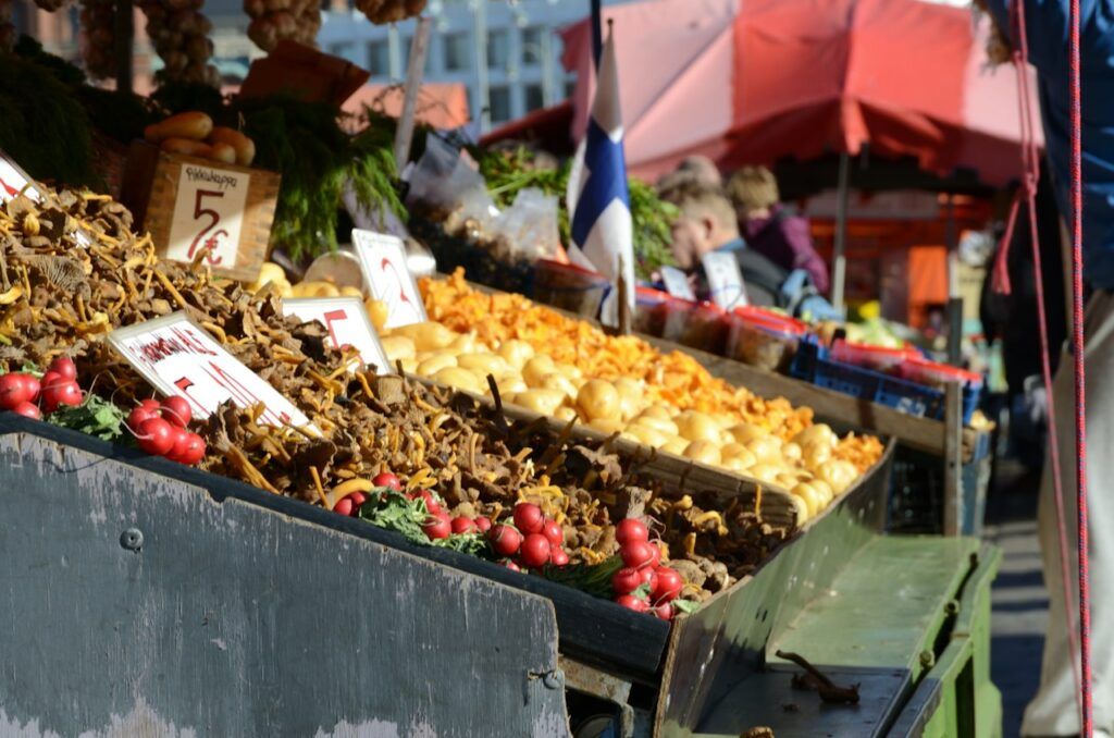 Puestos de setas, fruta y verdura en el mercado Kauppatori de Helsinki