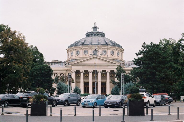 Qué ver en Bucarest: fachada neoclásica del Ateneo Rumano