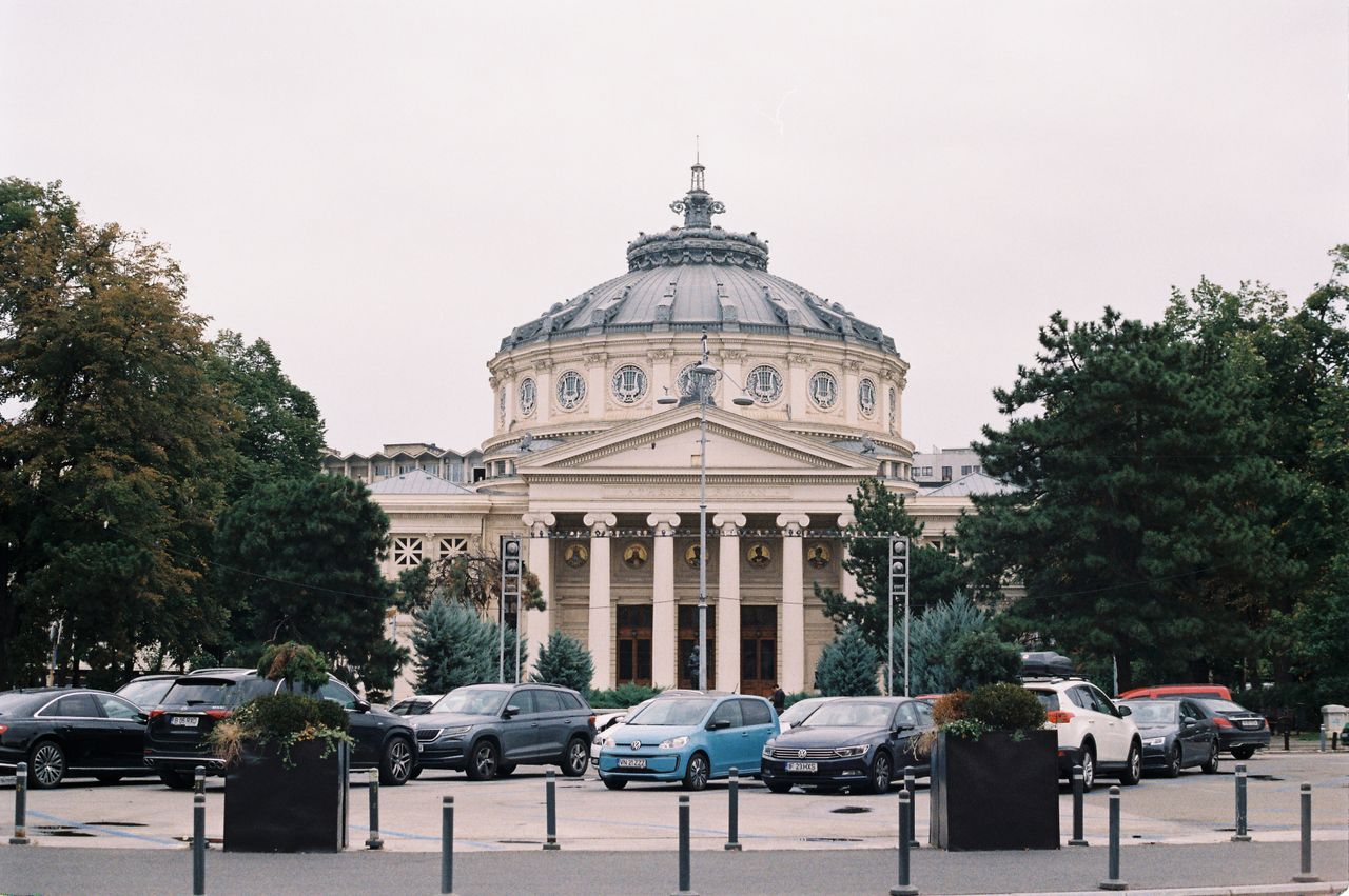 Qué ver en Bucarest: fachada neoclásica del Ateneo Rumano