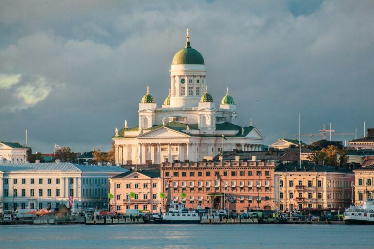 Qué ver en Helsinki: la catedral sobre los edificios del puerto