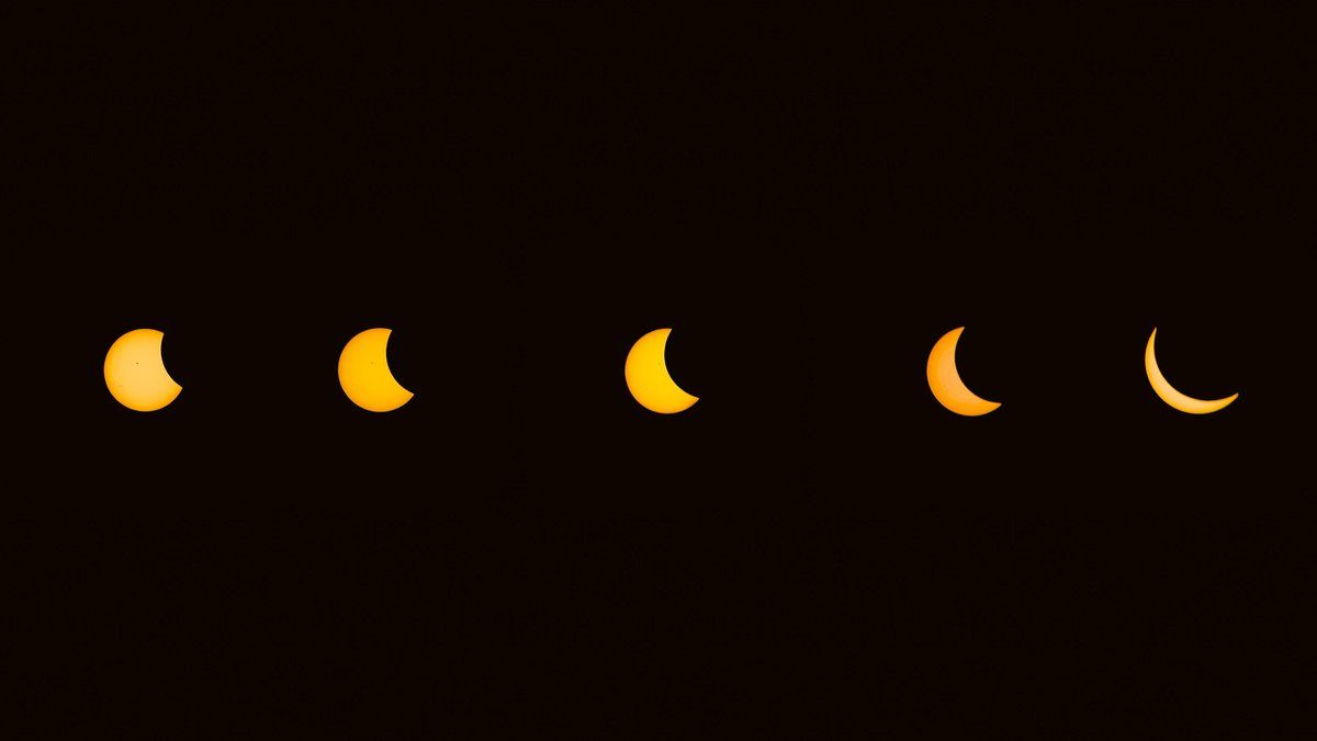 Secuencia de fases de un eclipse solar sobre fondo oscuro