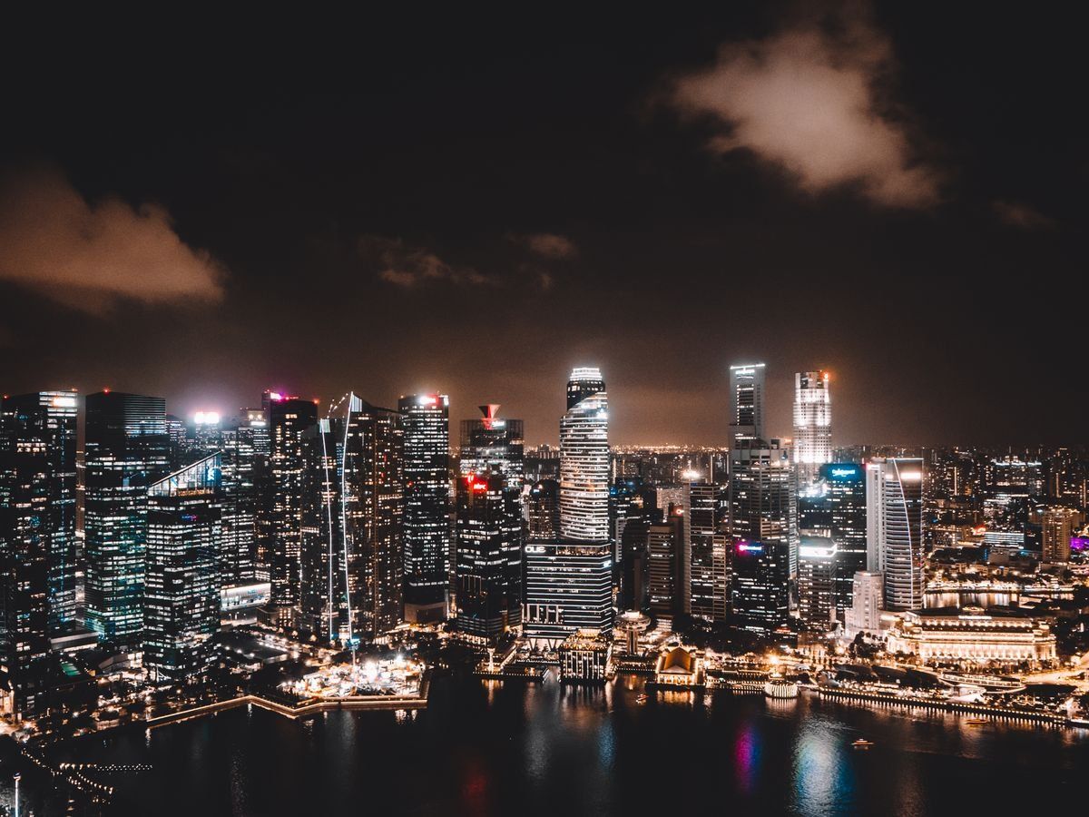Skyline iluminado de Singapur visto desde arriba por la noche