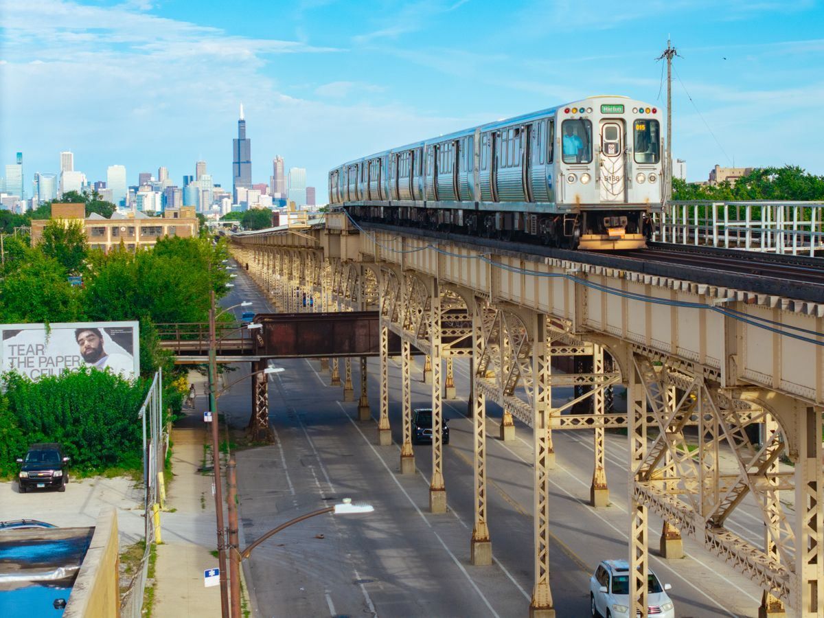 Tren elevado de Chicago con el skyline y la Willis Tower al fondo